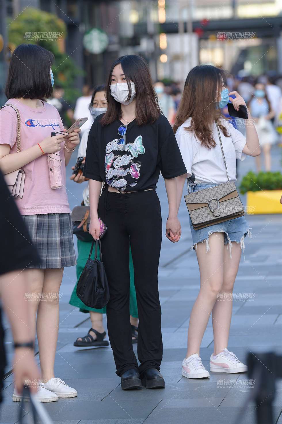 图片[1]-年轻女孩，身材倒不赖~-街拍流行馆