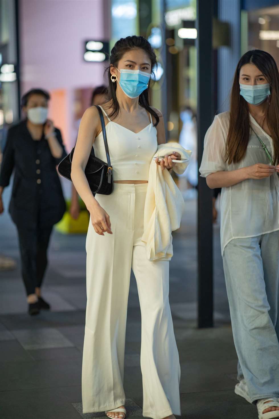 图片[1]-【凯恩赛帖】入夜-街拍流行馆