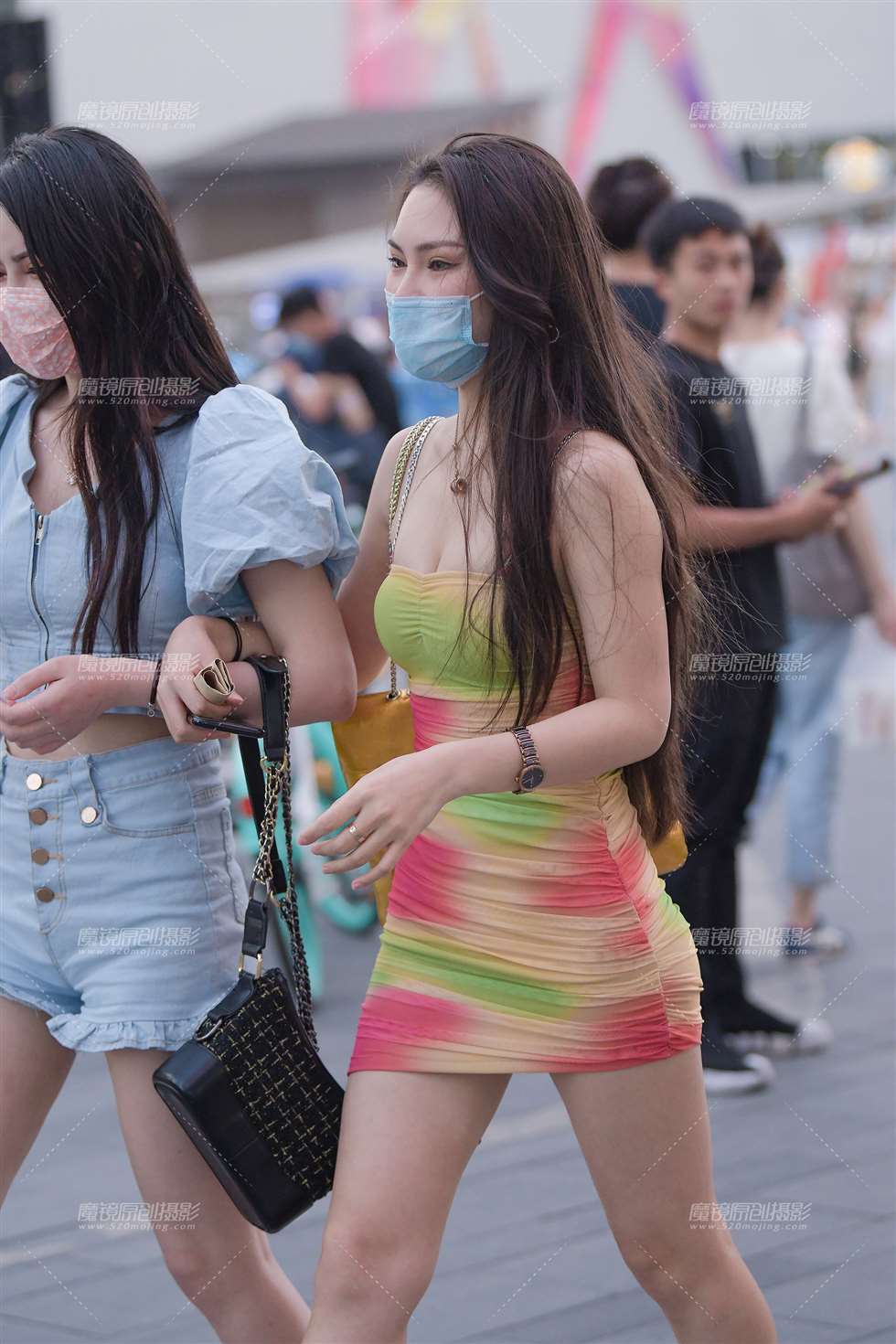 图片[1]-性感彩虹包臀裙高跟小姐姐-街拍流行馆