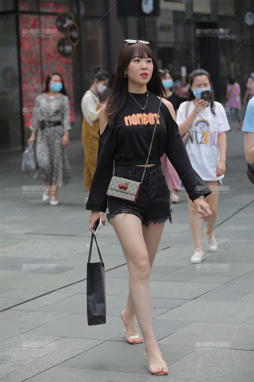 图片[1]-【开哦赛帖】热裤长腿美眉-街拍流行馆