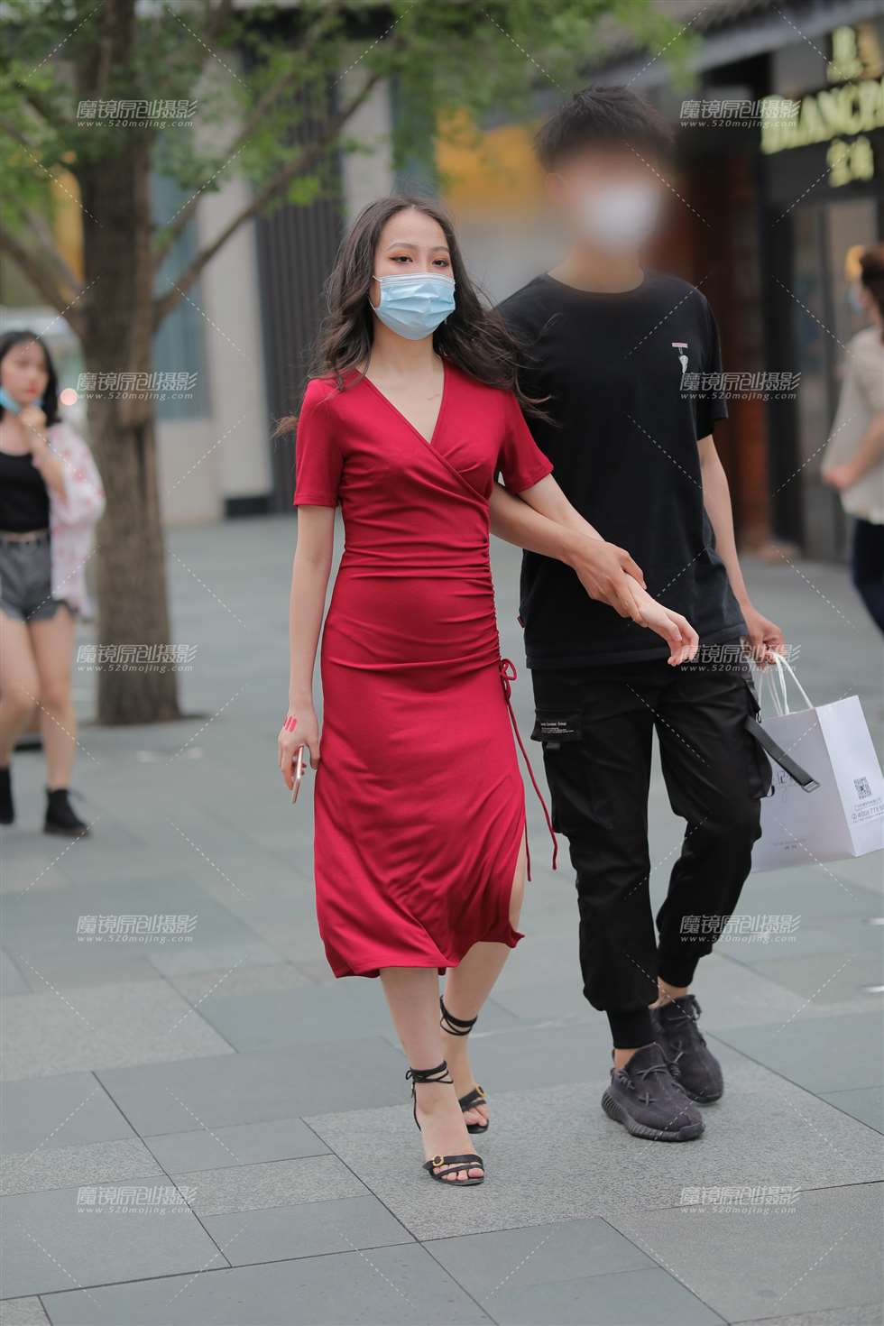 图片[1]-【凯恩赛帖】修身红裙展现女人味-街拍流行馆