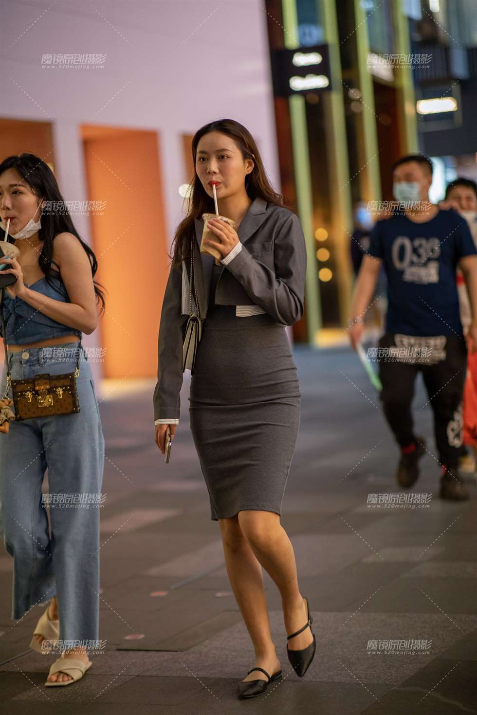 图片[1]-【凯恩赛帖】漂亮制服美眉-街拍流行馆
