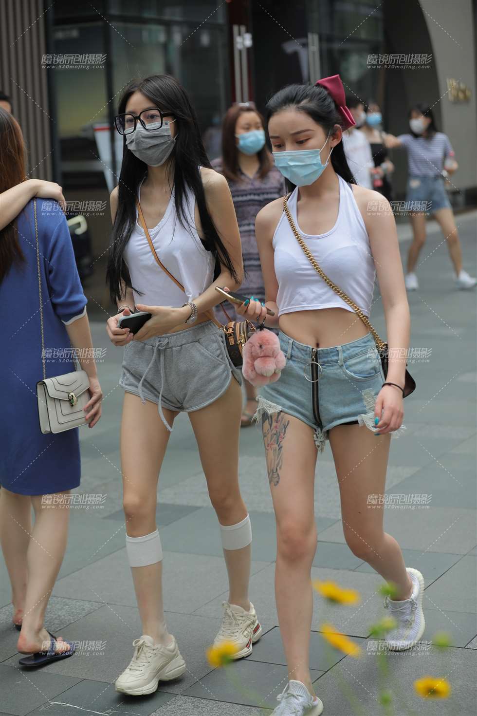 图片[1]-【凯恩赛帖】两个热裤女孩-街拍流行馆