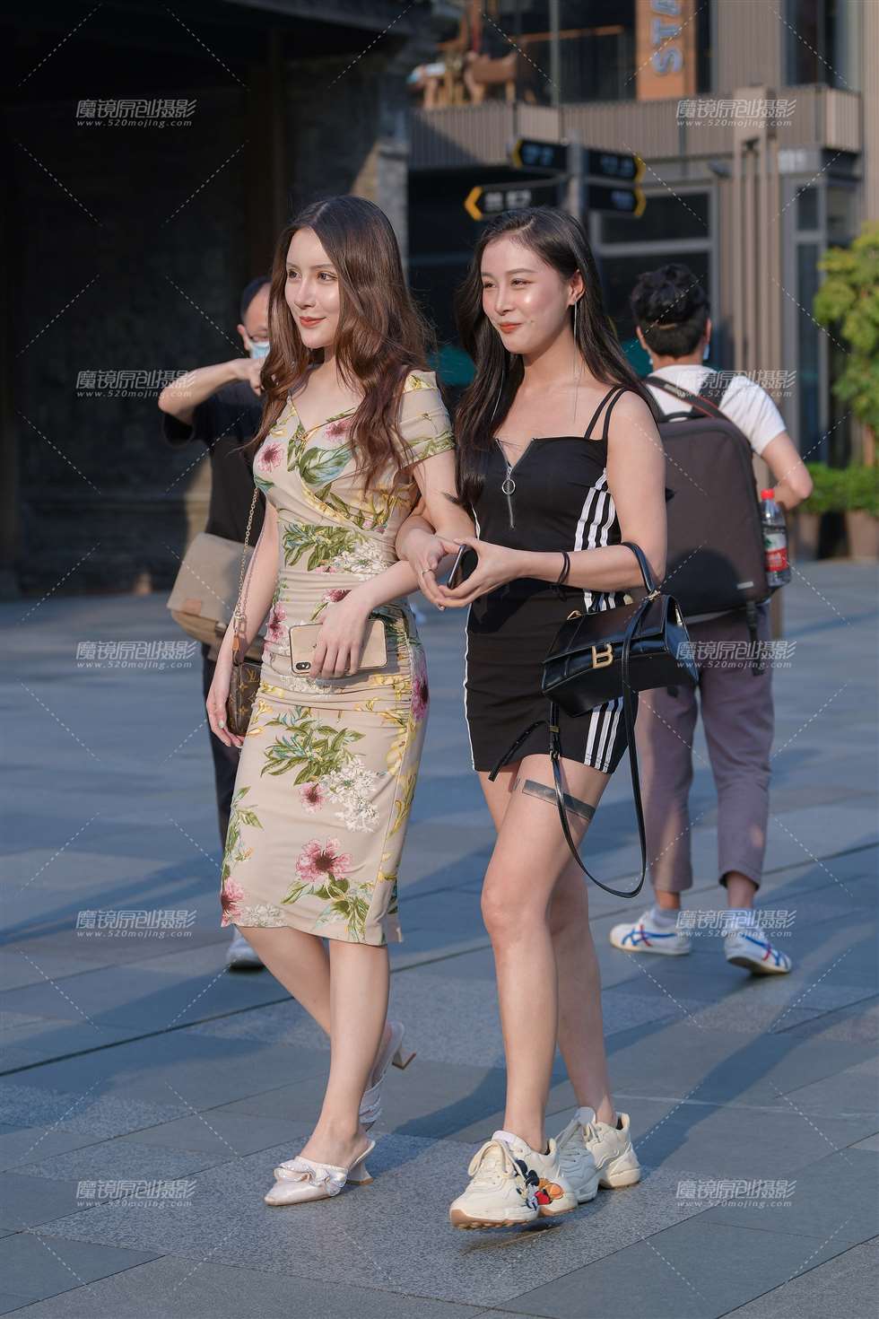 图片[1]-黄昏下de闺蜜同行-街拍流行馆