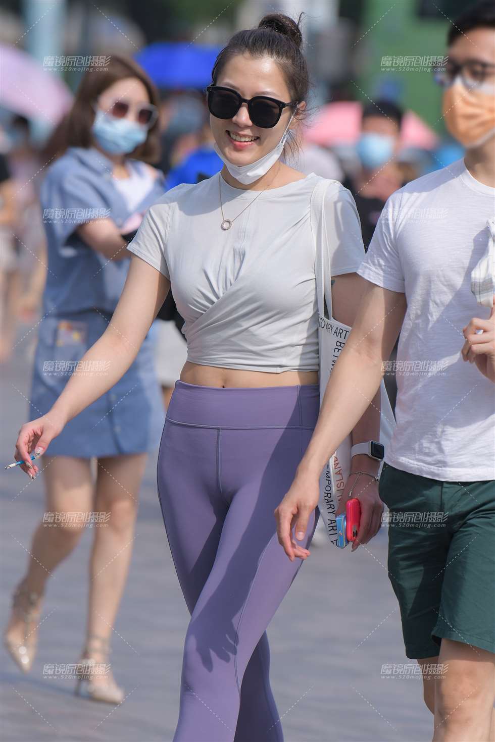 图片[1]-【红石赛贴】蓝色瑜伽裤美女-街拍流行馆
