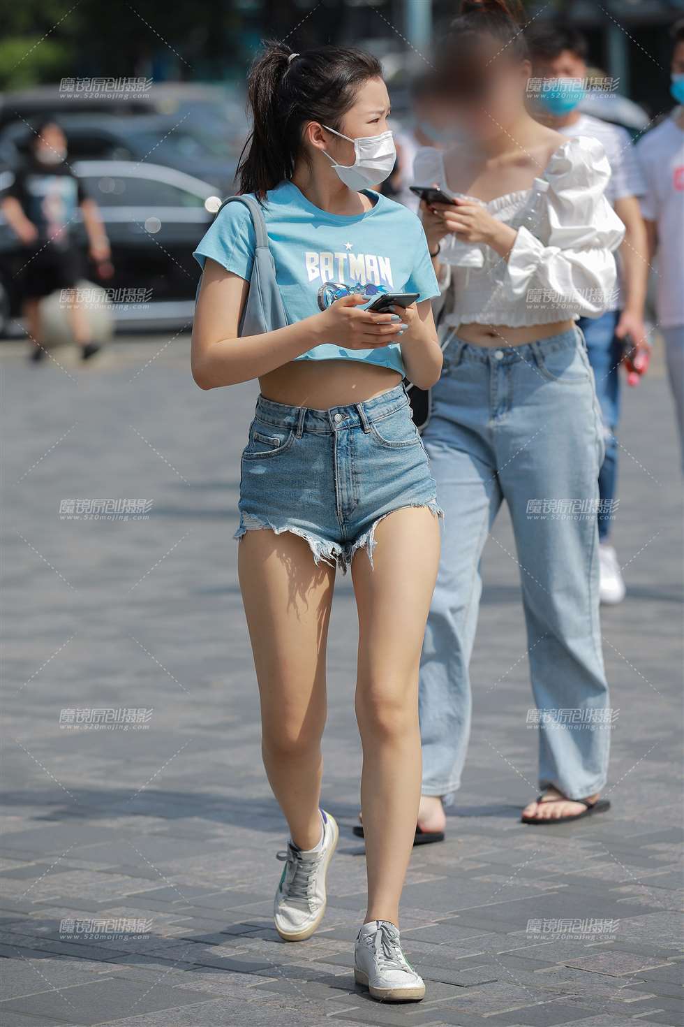 图片[5]-【玻璃赛帖】阳光下的热裤小妹-街拍流行馆