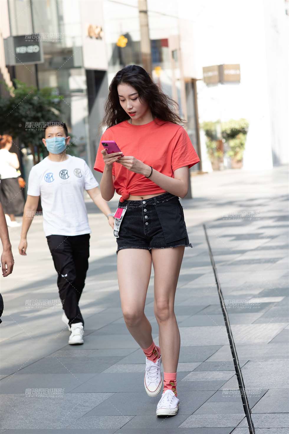 图片[1]-【凯恩赛帖】漂亮高挑美女-街拍流行馆