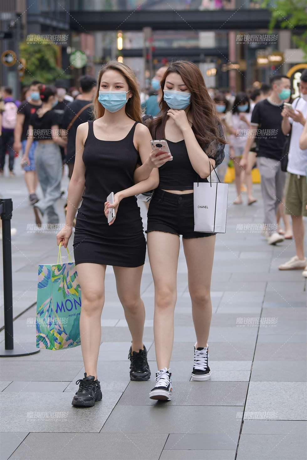 图片[1]-笔直de热裤大白腿-街拍流行馆
