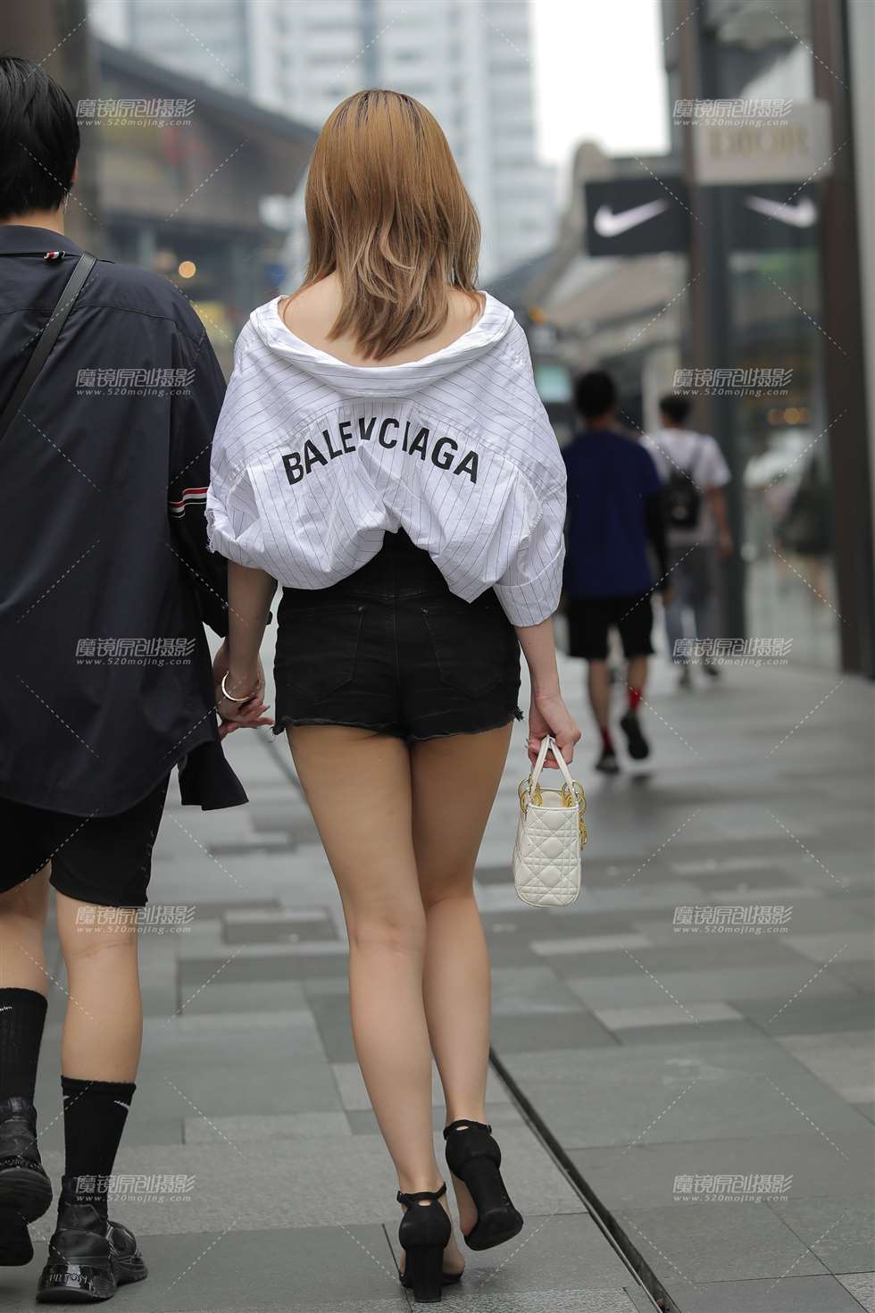 图片[2]-【凯恩赛帖】热裤女孩-街拍流行馆