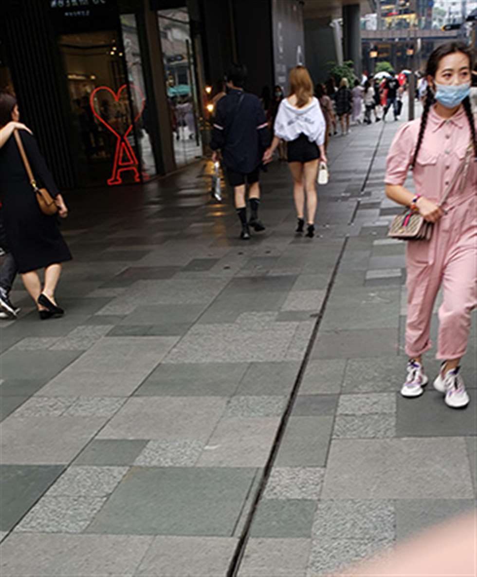 图片[3]-【凯恩赛帖】热裤女孩-街拍流行馆