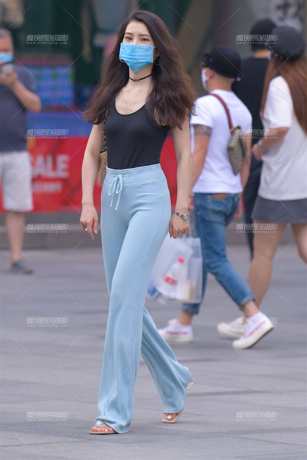 图片[1]-气质蓝裤美女-街拍流行馆