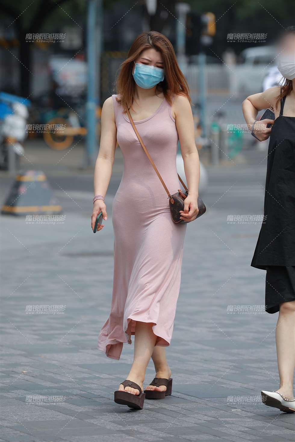 图片[1]-【玻璃赛帖】阳光下的包臀裙小姐姐-街拍流行馆