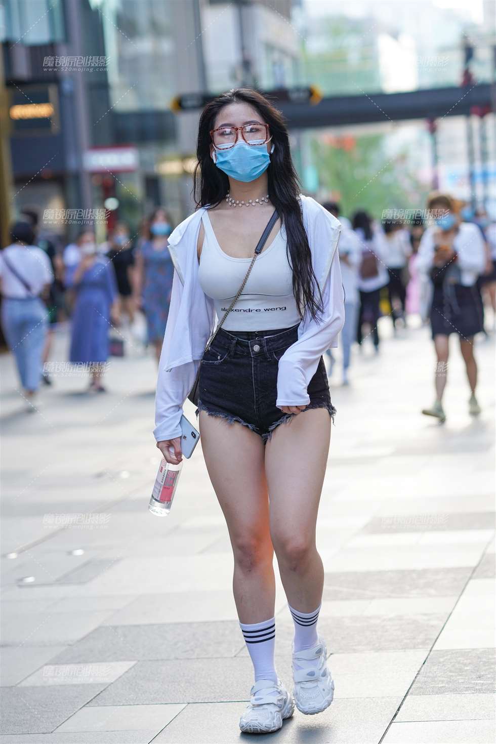 图片[1]-【凯恩赛贴】肉肉的热裤女孩-街拍流行馆