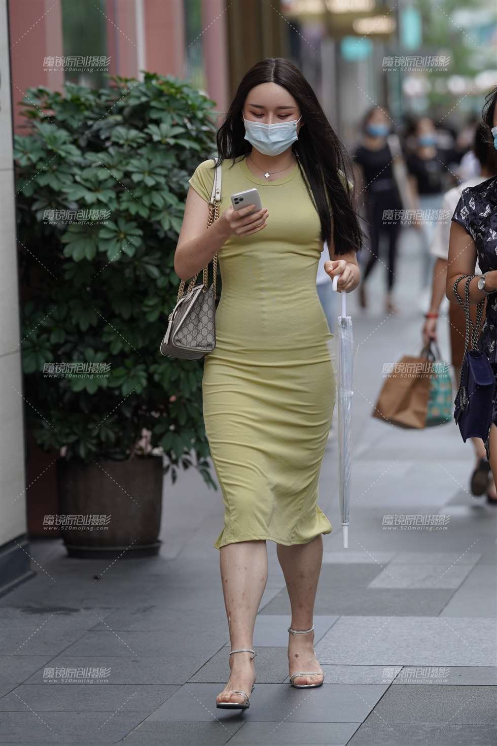 图片[1]-【凯恩赛贴】小姐姐的裙子挺性感-街拍流行馆