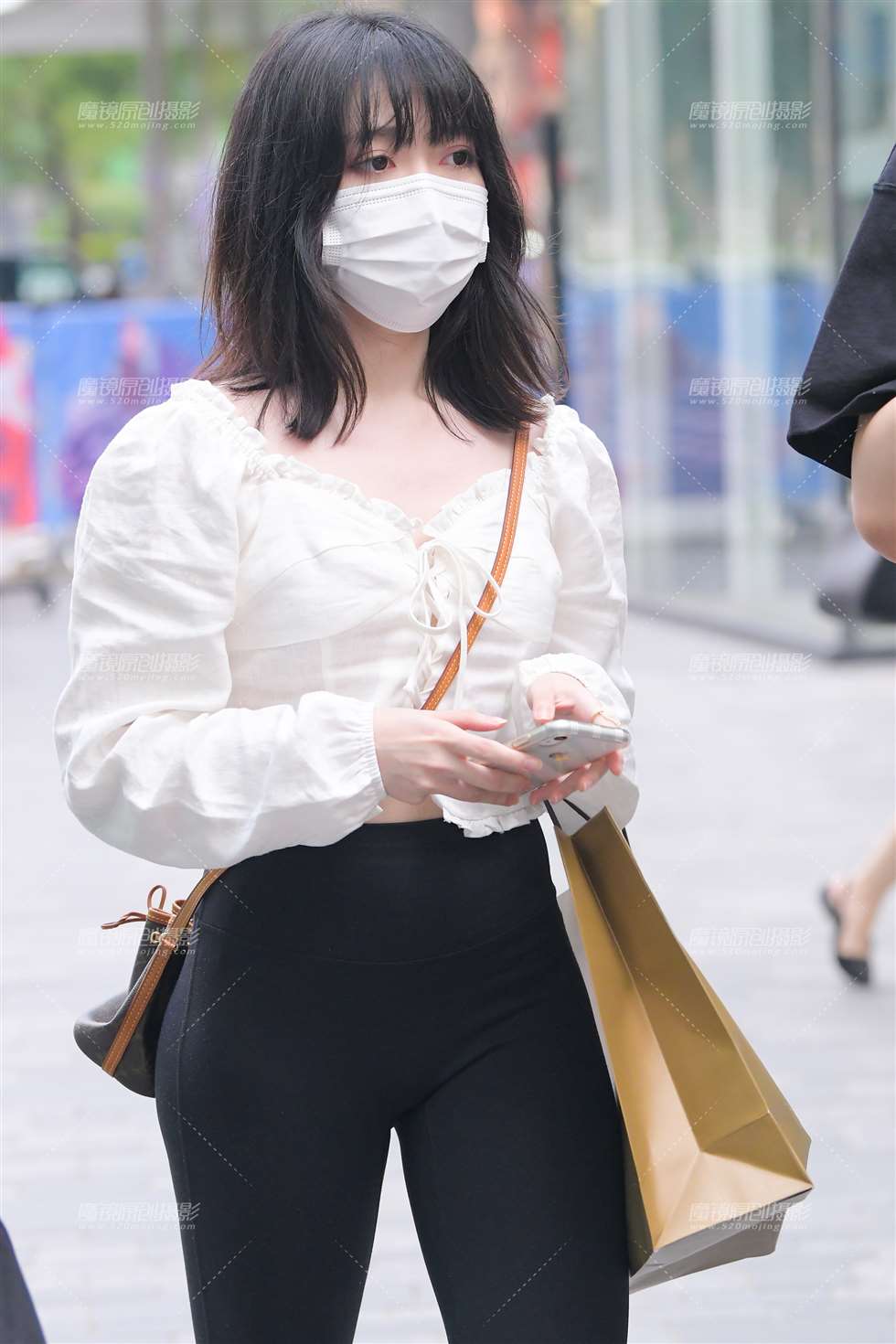 图片[1]-【红石赛贴】黑色紧身裤小妹-街拍流行馆