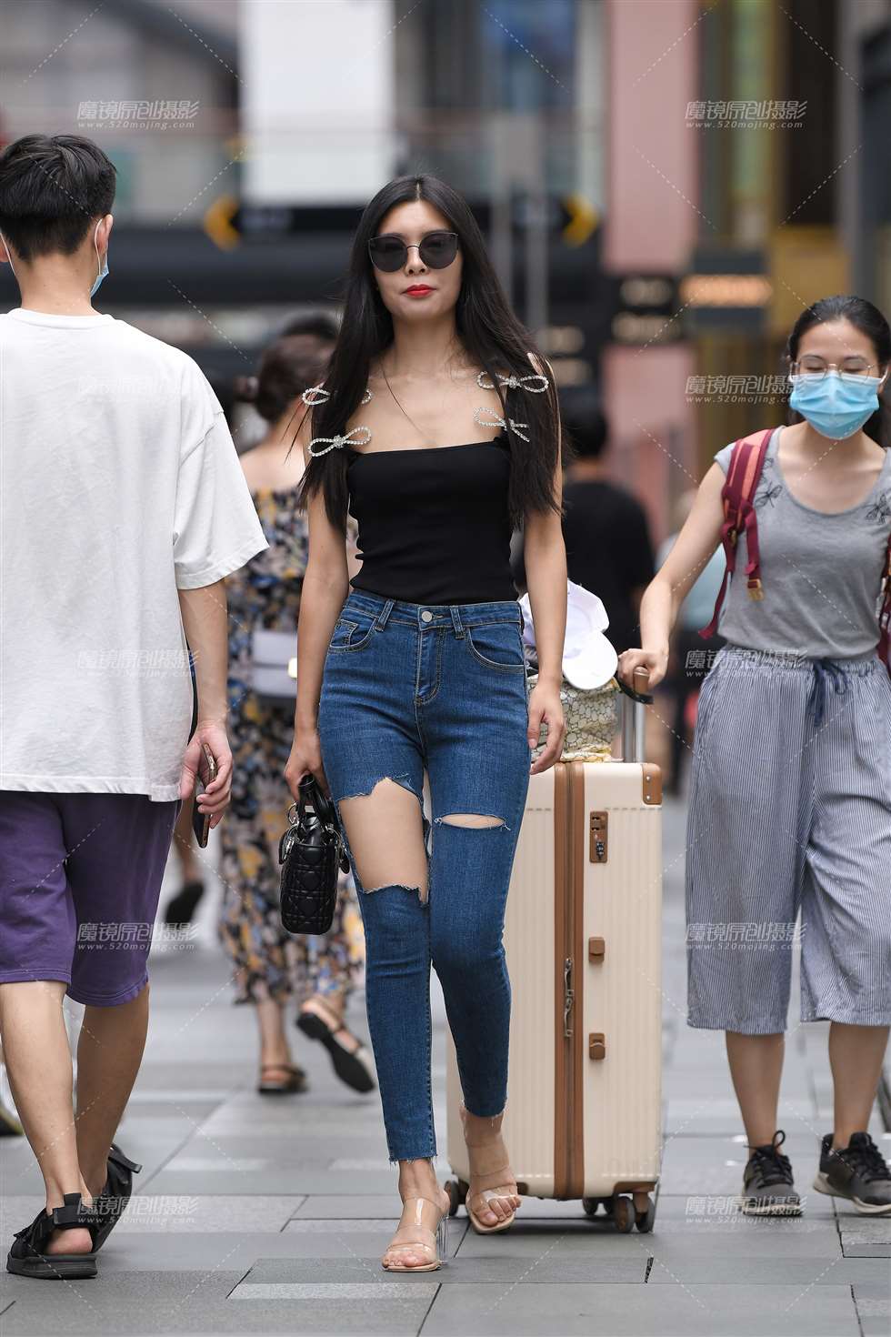 图片[1]-【视觉冲击赛贴】破洞紧牛小姐姐-街拍流行馆