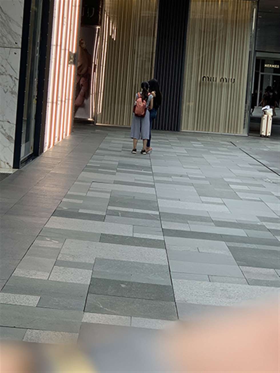 图片[3]-【视觉冲击赛贴】破洞紧牛小姐姐-街拍流行馆
