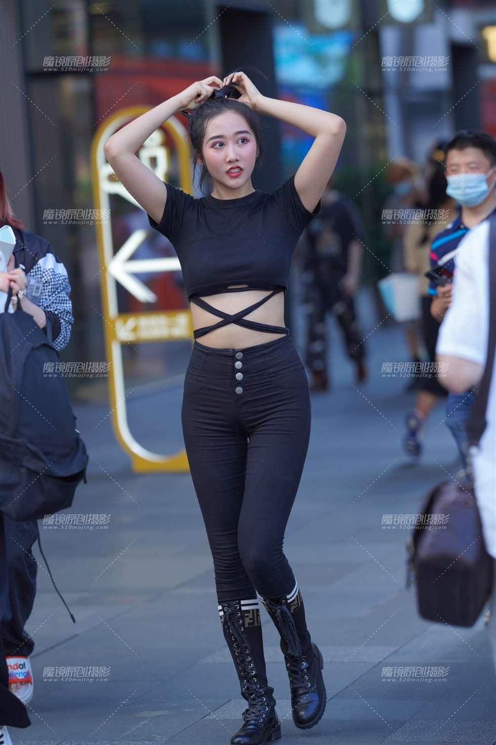 图片[1]-【凯恩赛贴】紧牛大长腿-街拍流行馆