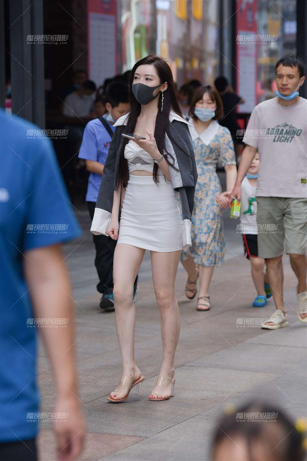 图片[1]-【视觉冲击赛贴】穿梭在步行街中的焦点-街拍流行馆