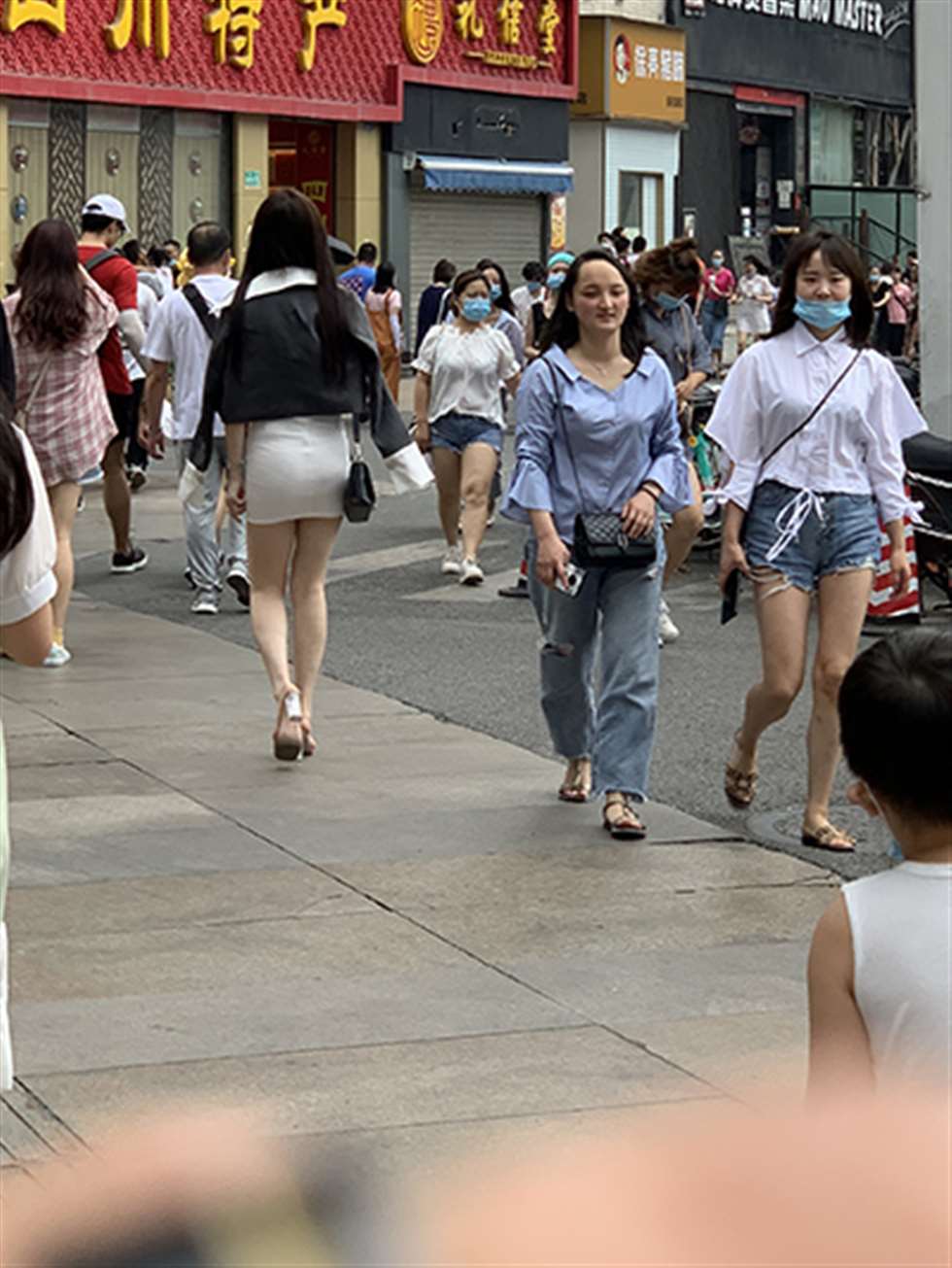 图片[3]-【视觉冲击赛贴】穿梭在步行街中的焦点-街拍流行馆