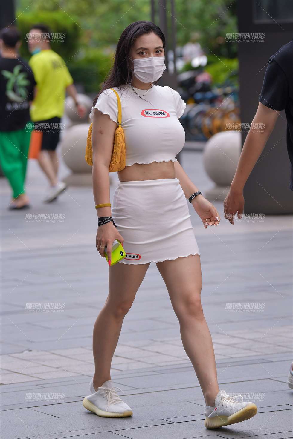 图片[1]-【视觉冲击赛贴】丰满de白色包臀裙-街拍流行馆