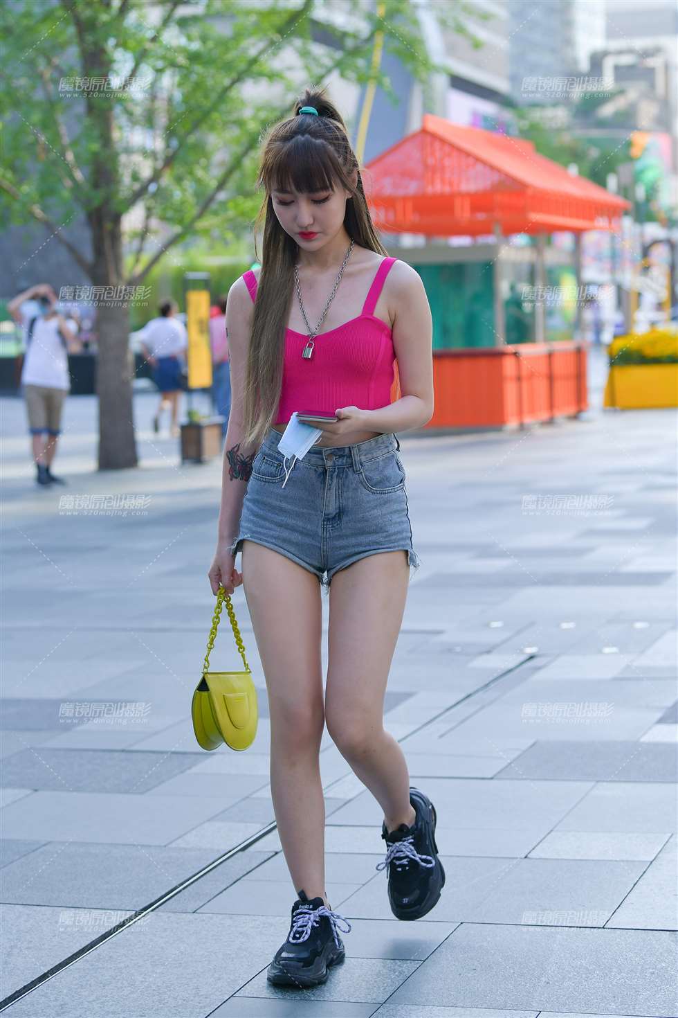 图片[1]-【视觉冲击赛贴】夏日热裤小姐姐-街拍流行馆