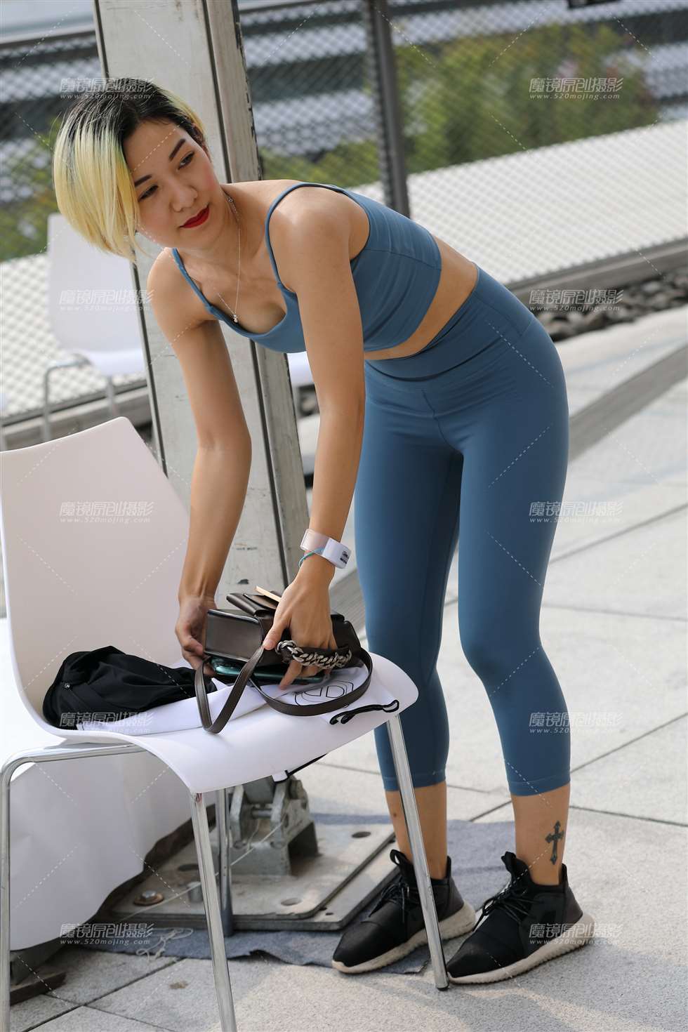 图片[1]-【欧阳赛贴】紧身裤美女-街拍流行馆