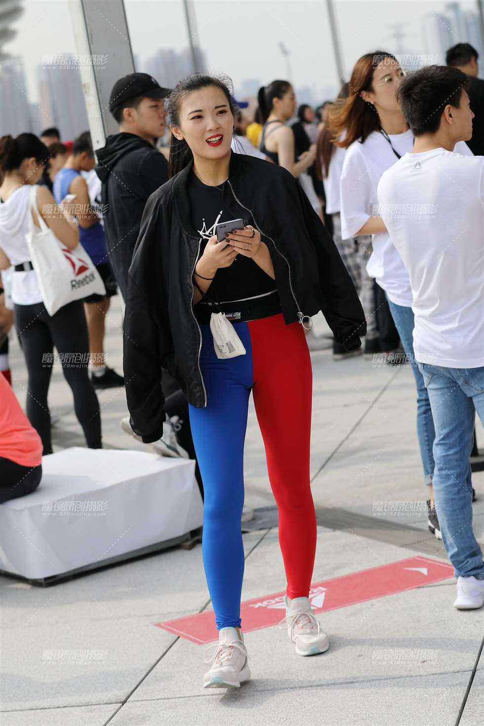图片[1]-【欧阳赛贴】可以下压的紧身美女-街拍流行馆