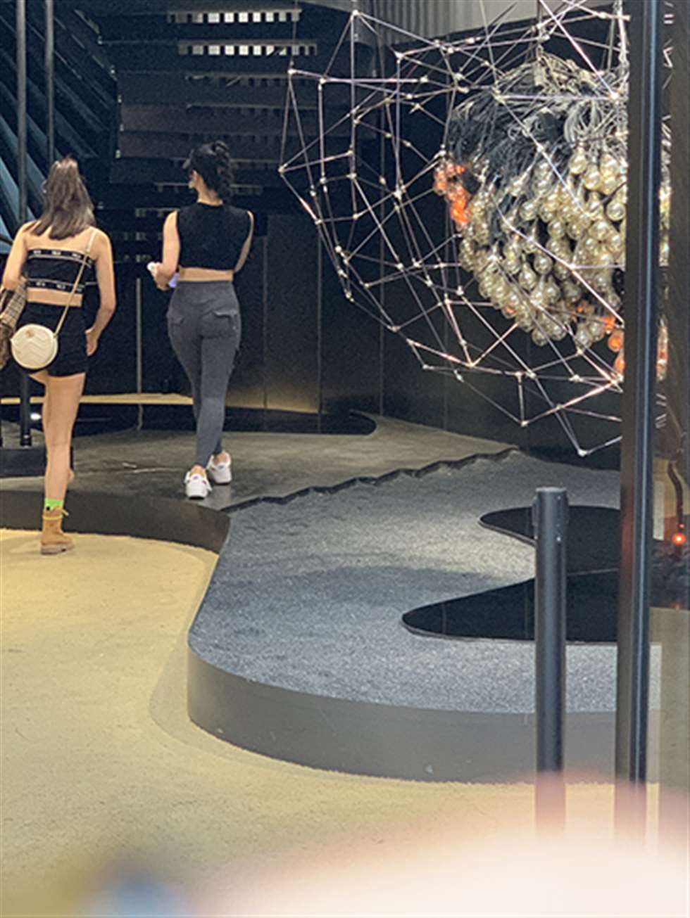 图片[3]-【视觉冲击赛贴】工装紧身裤美女-街拍流行馆