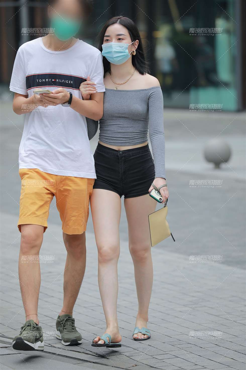 图片[1]-【玻璃赛帖】乖巧的热裤女友-街拍流行馆
