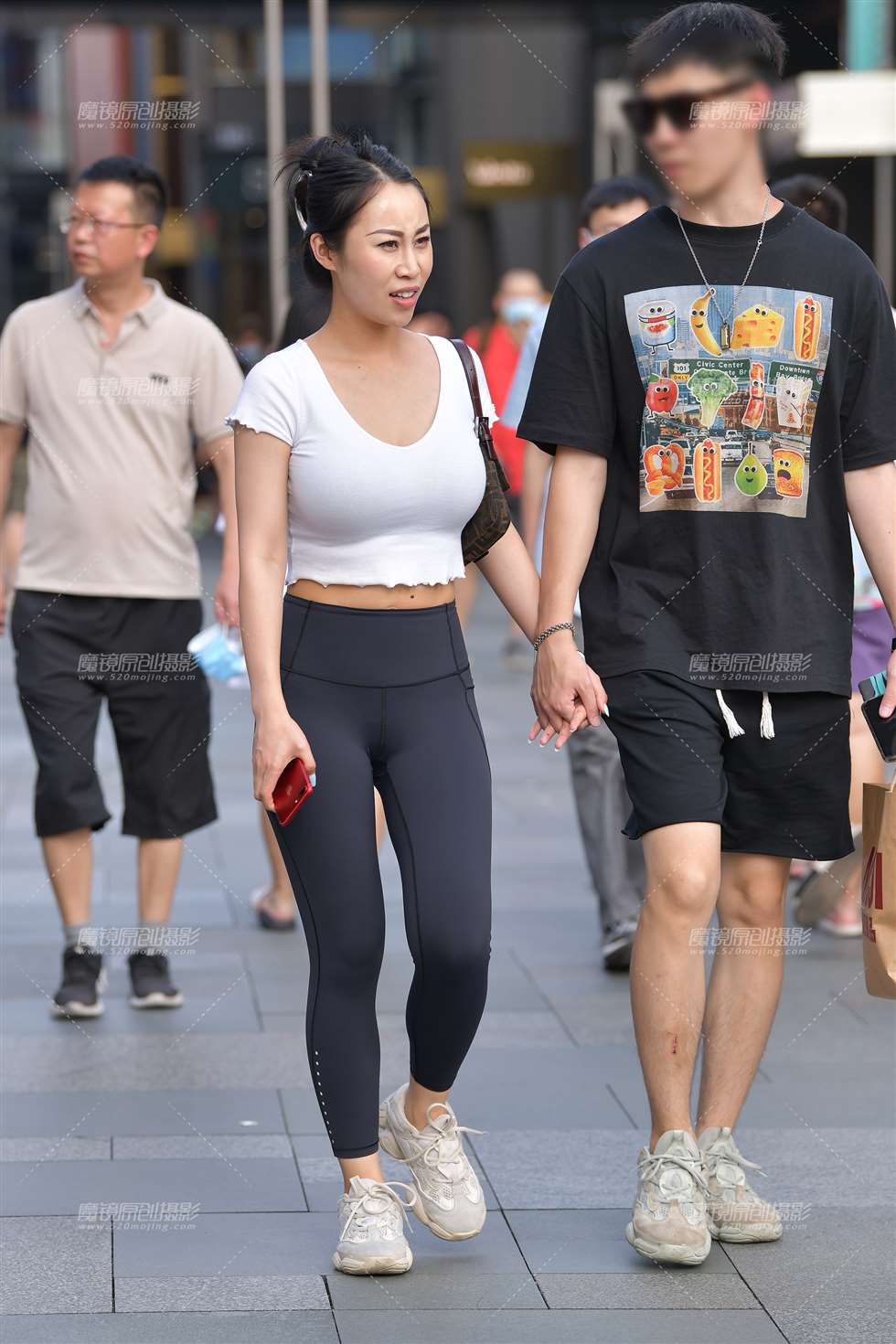 图片[1]-【视觉冲击赛贴】丰满de紧身裤女友-街拍流行馆