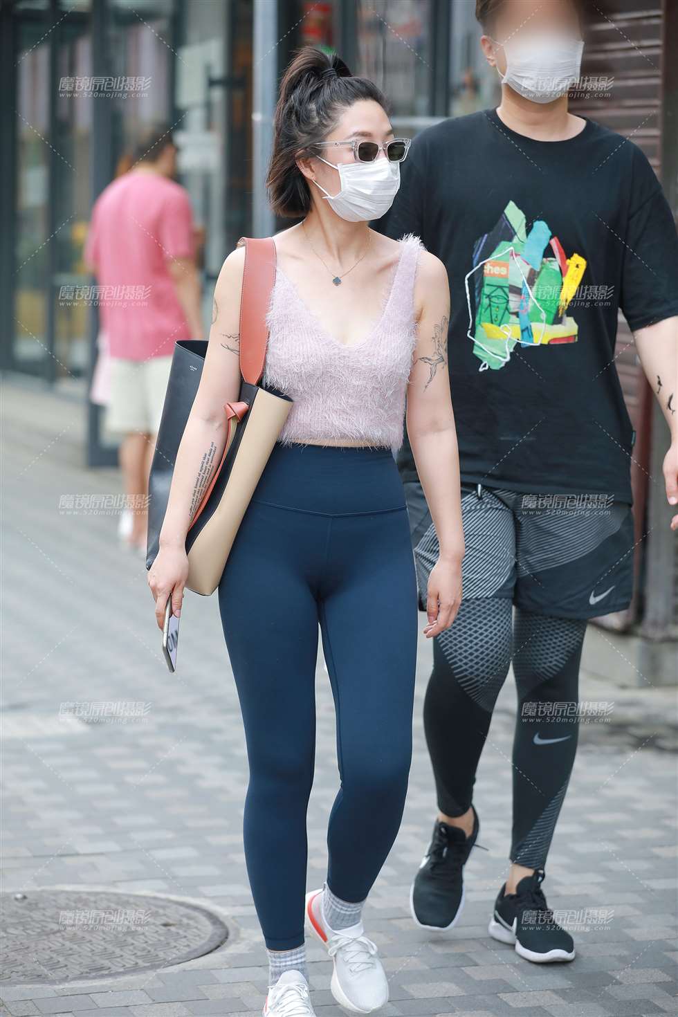 图片[1]-【玻璃赛帖】蓝色瑜伽裤女友-街拍流行馆