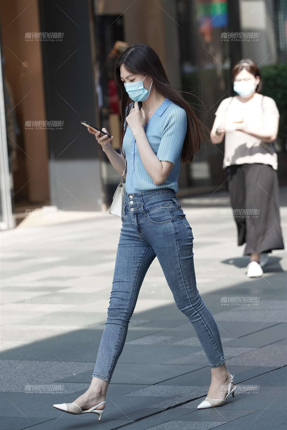 图片[1]-【凯恩赛贴】紧身牛仔裤 彰显好身材-街拍流行馆