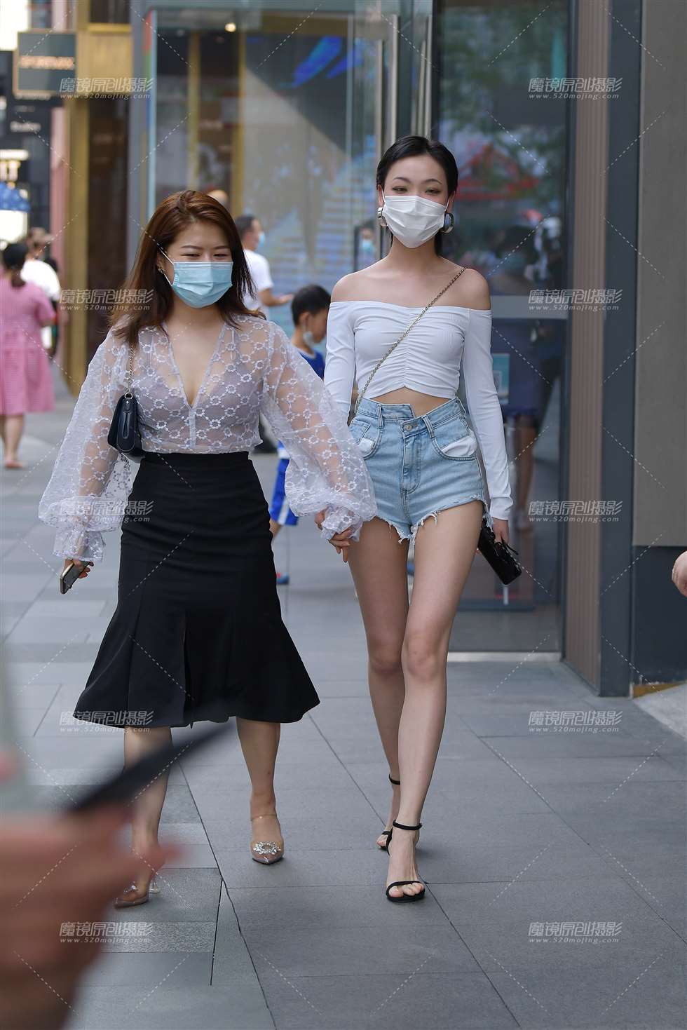 图片[1]-【视觉冲击赛贴】热裤美腿小姐姐-街拍流行馆