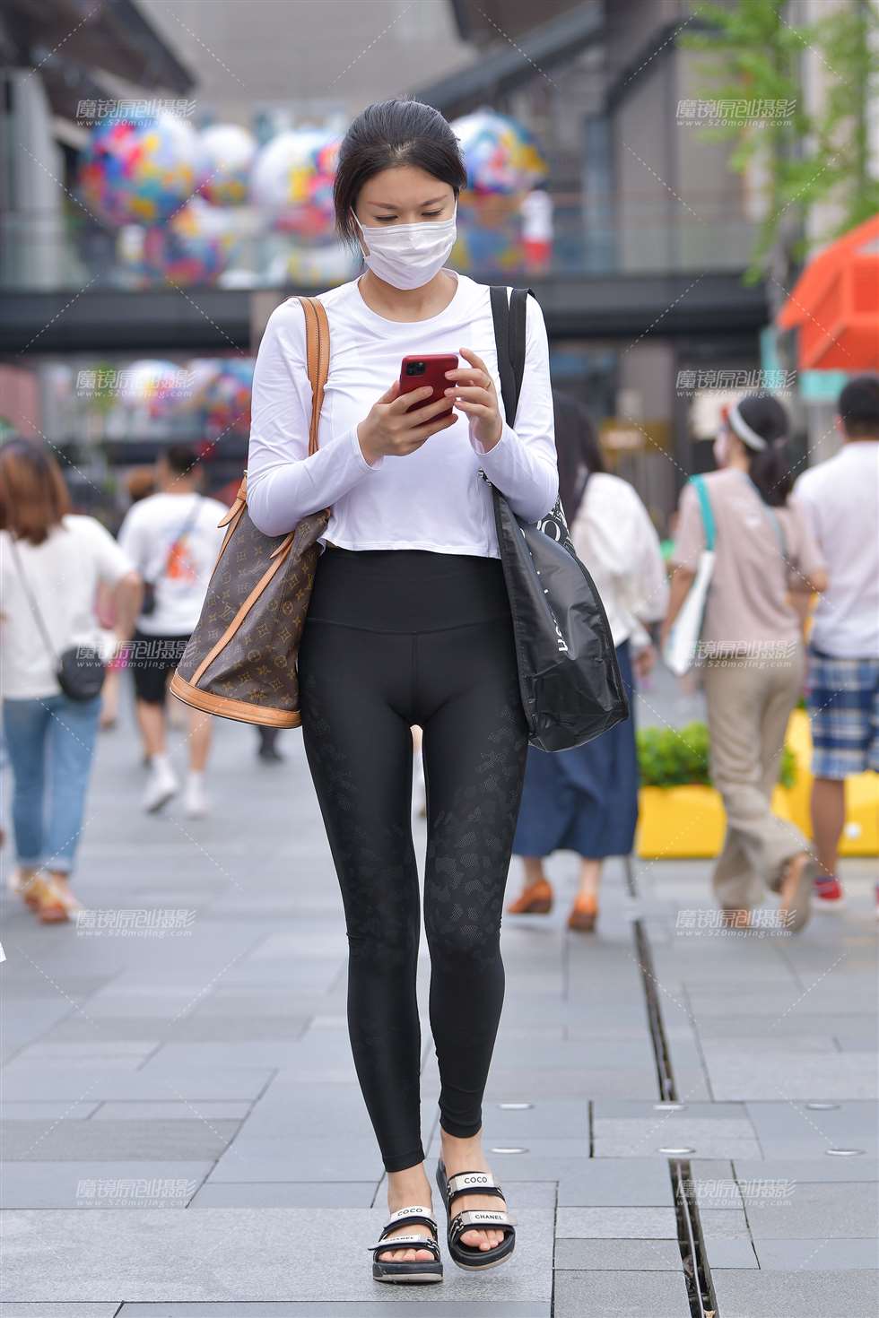 图片[1]-【视觉冲击赛贴】黑色紧身裤美女-街拍流行馆
