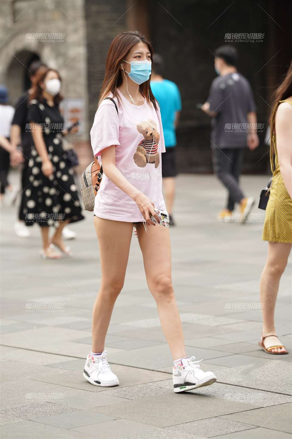 图片[1]-【凯恩赛贴】热裤大长腿-街拍流行馆