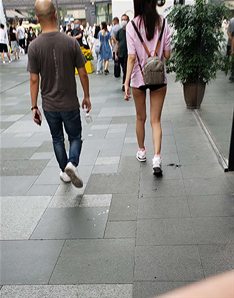 图片[3]-【凯恩赛贴】热裤大长腿-街拍流行馆