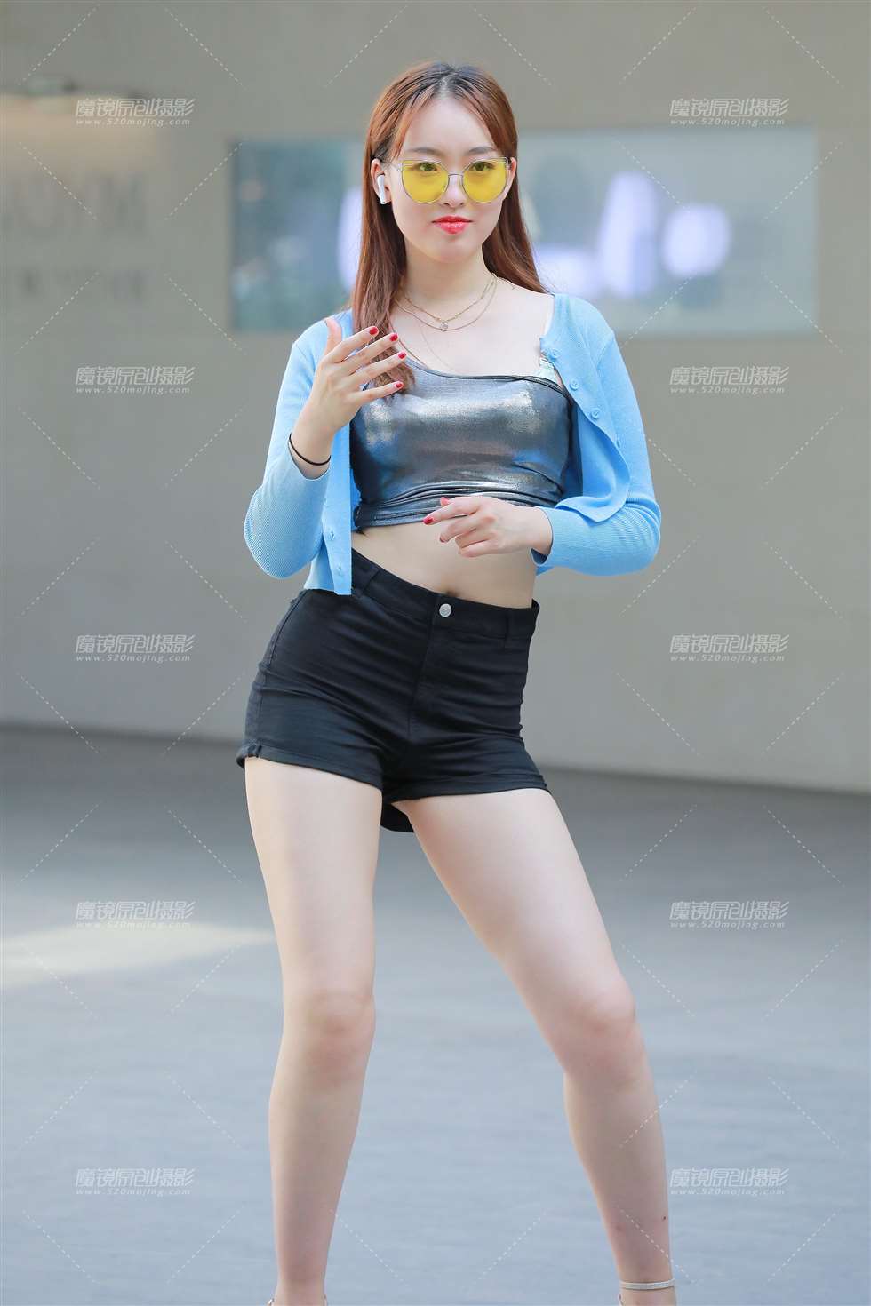 图片[1]-【玻璃赛帖】黑色热裤美女-街拍流行馆