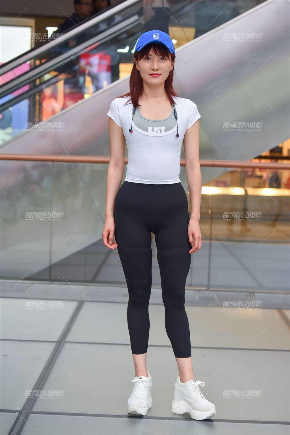 图片[1]-甜美紧身裤美女-街拍流行馆