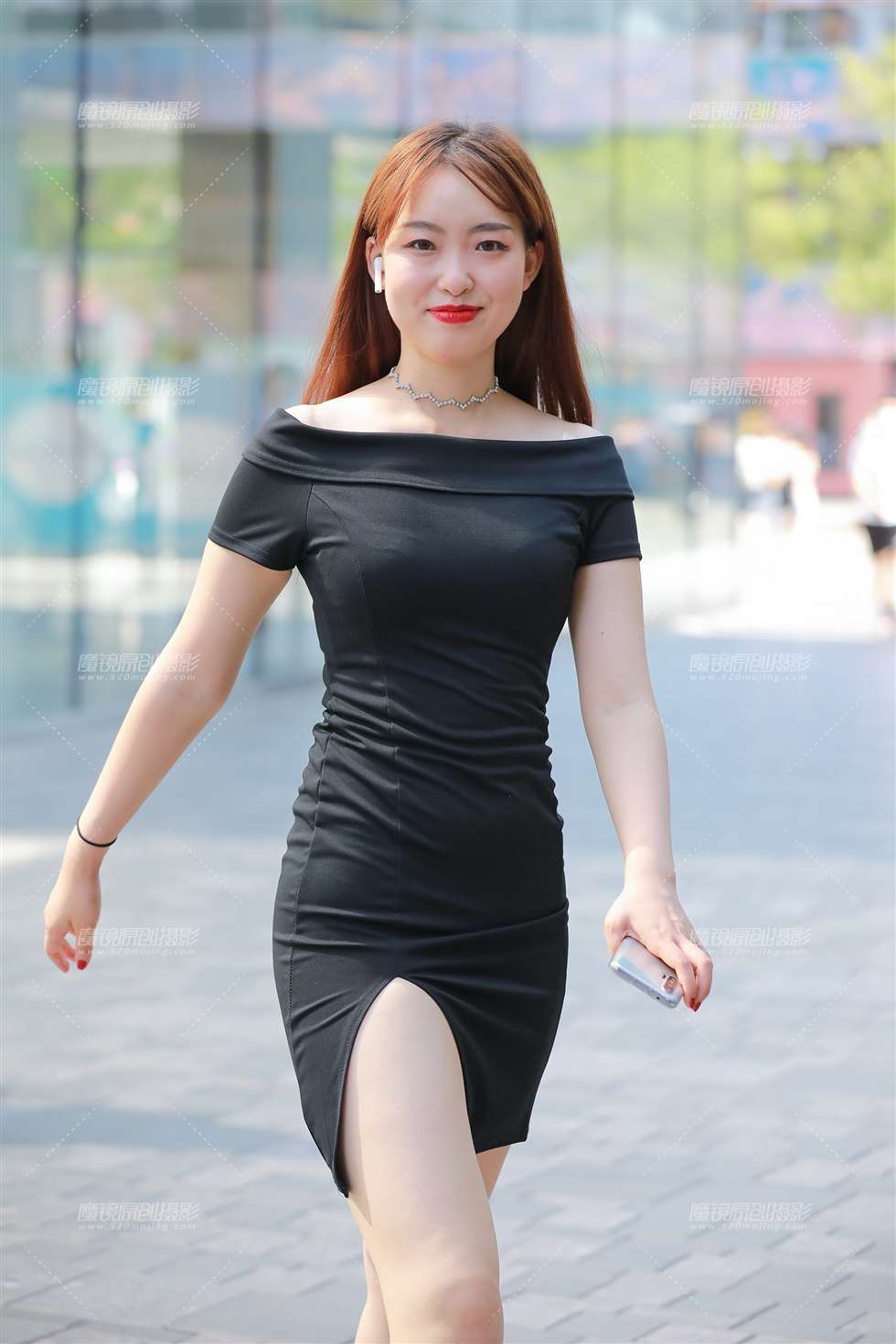 图片[1]-【玻璃赛帖】黑色包臀裙美女-街拍流行馆