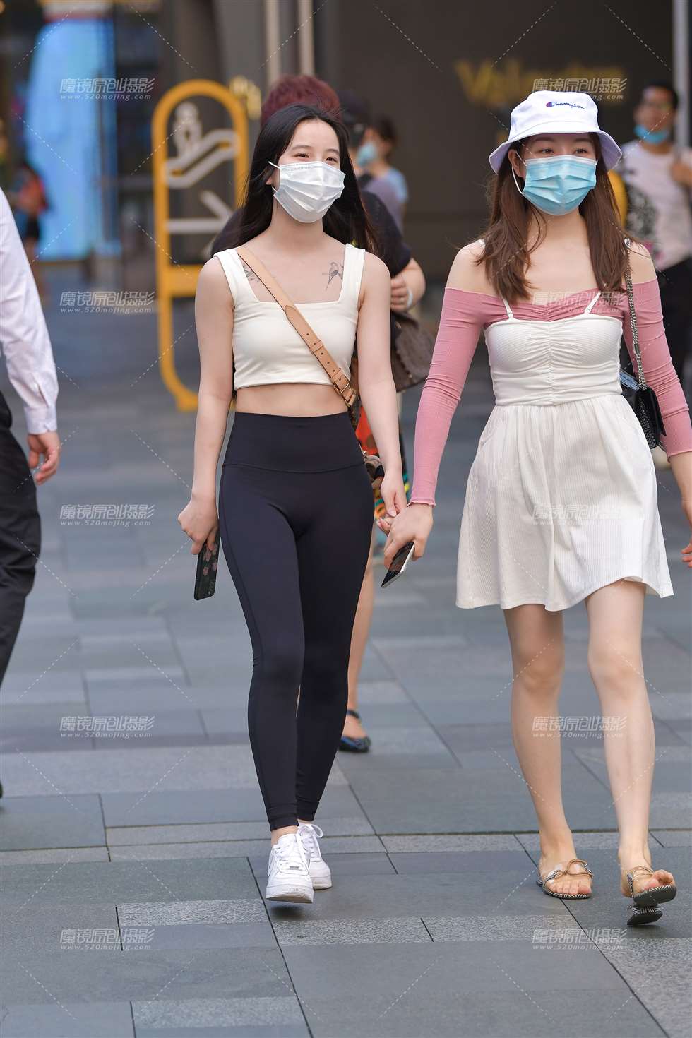 图片[1]-【视觉冲击赛贴】黑色紧身裤美眉-街拍流行馆