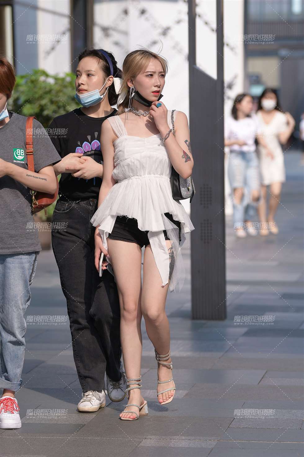 图片[1]-【视觉冲击赛贴】逆光de热裤玉腿女孩-街拍流行馆