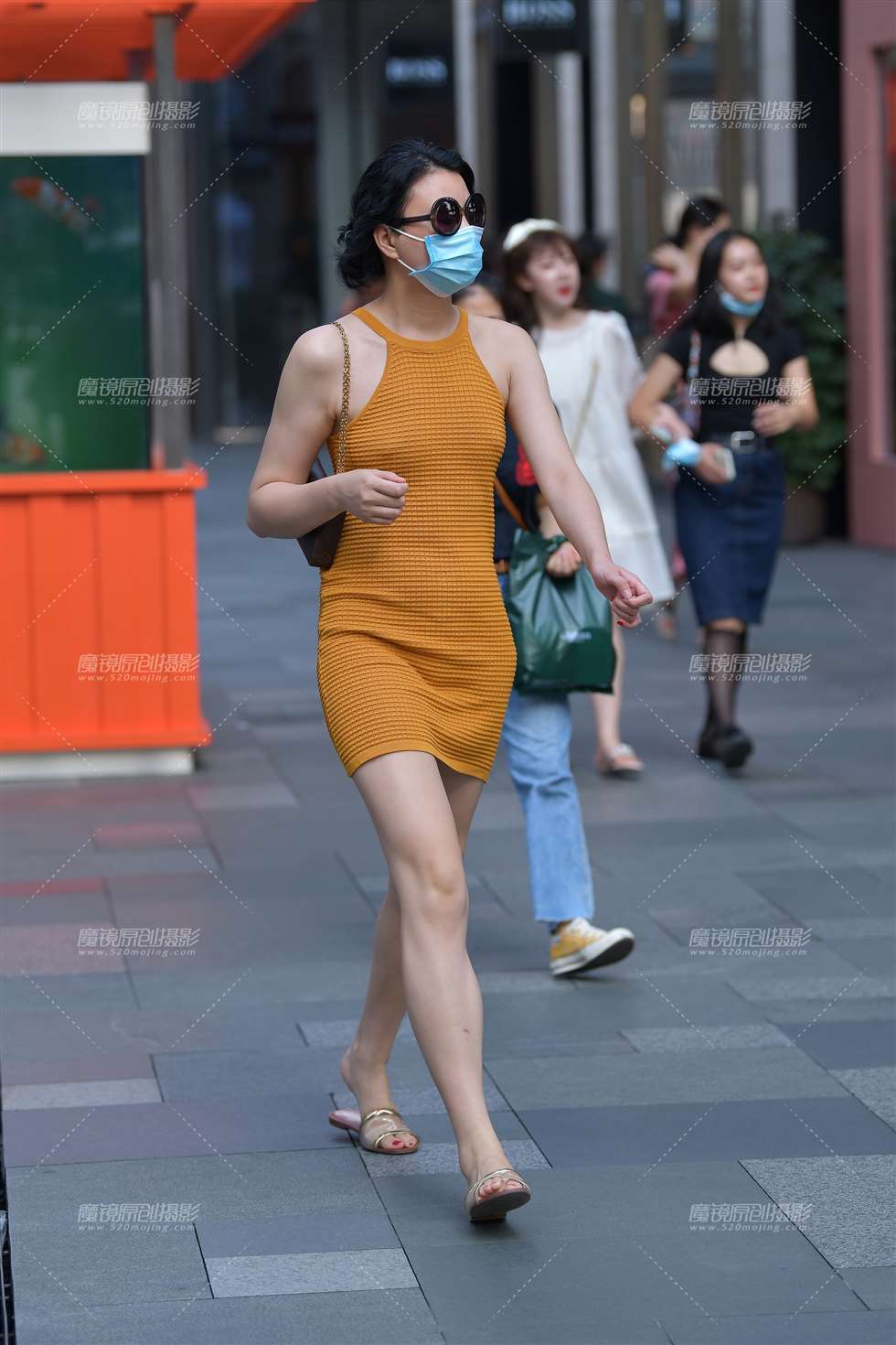 图片[1]-【视觉冲击赛贴】性感黄裙子-街拍流行馆