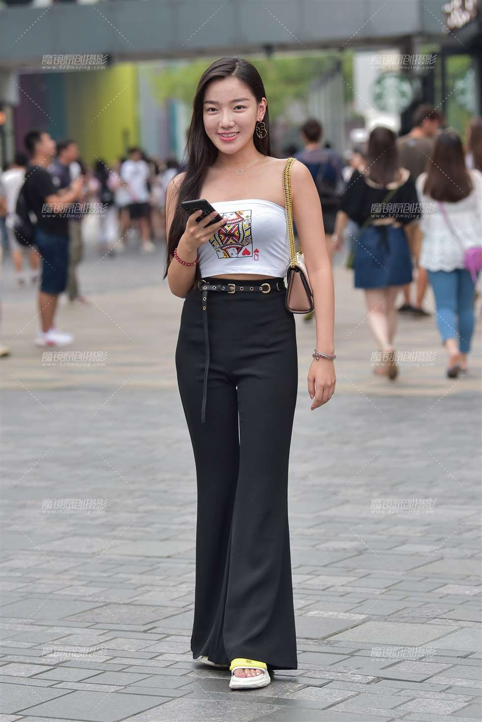 图片[1]-【补档】甜美笑容的裹胸装小姐姐-街拍流行馆