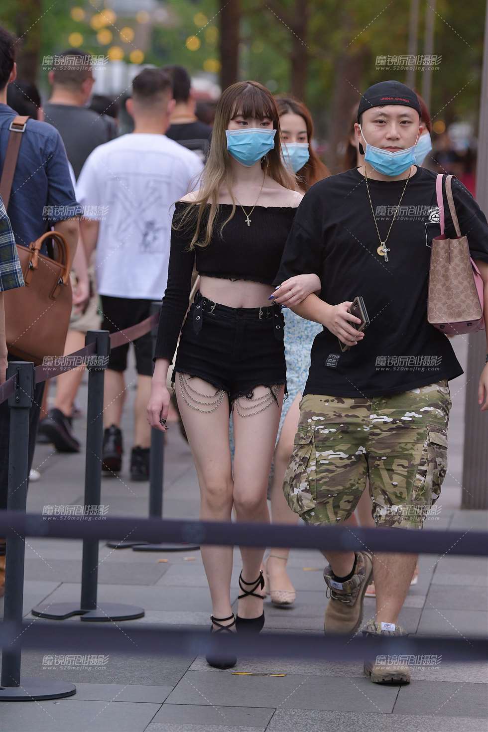图片[1]-黄昏后的热裤美腿女友-街拍流行馆
