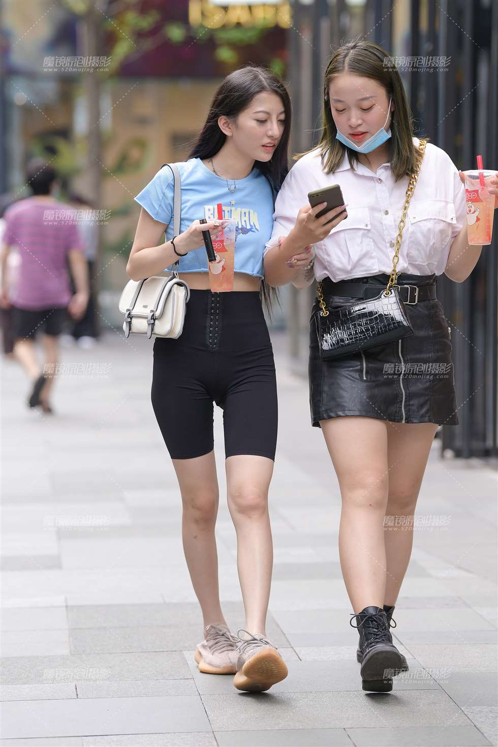 图片[1]-【视觉冲击赛贴】黑色紧身五分裤小姐姐-街拍流行馆