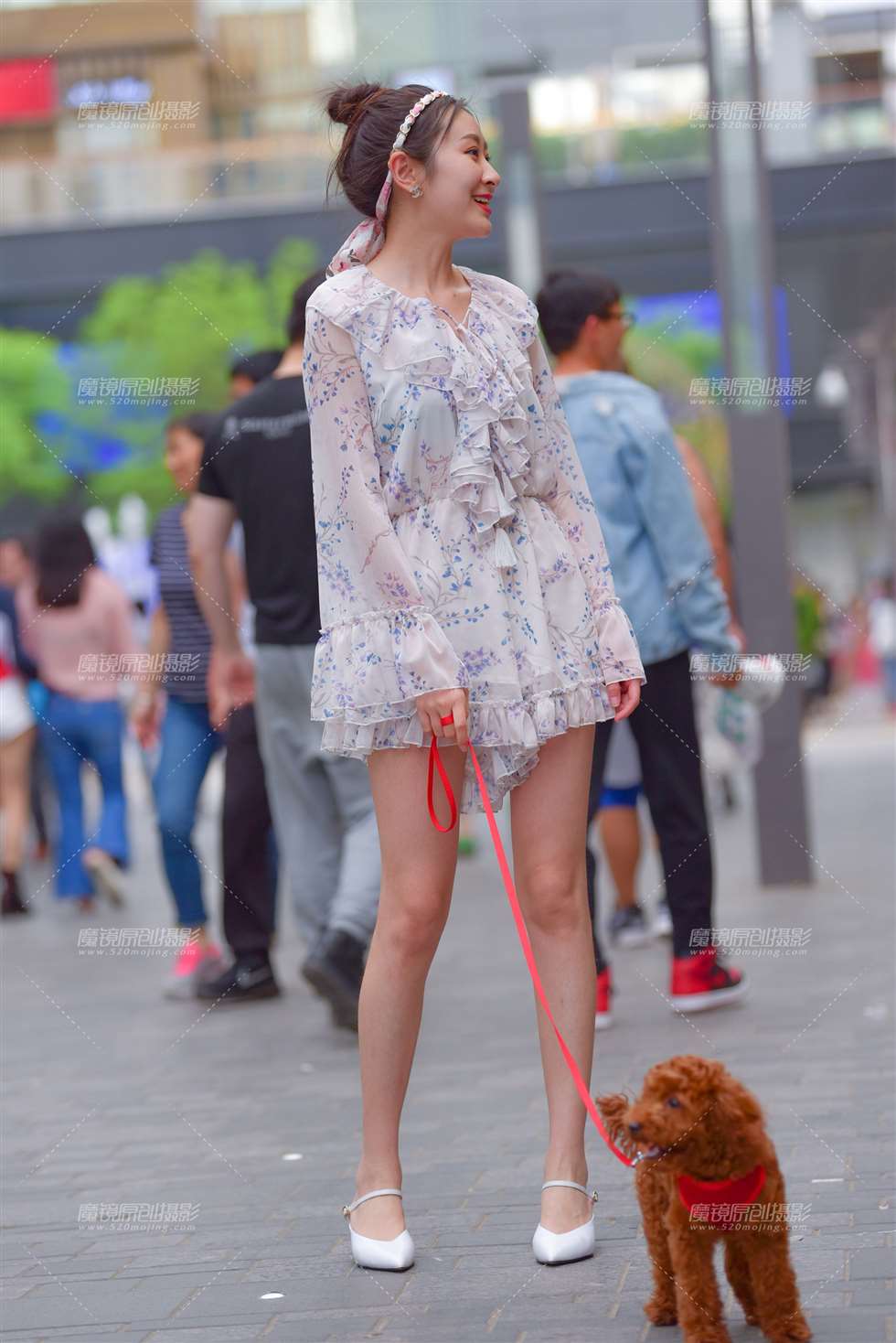 图片[2]-【补档】遛狗的长腿美女-街拍流行馆