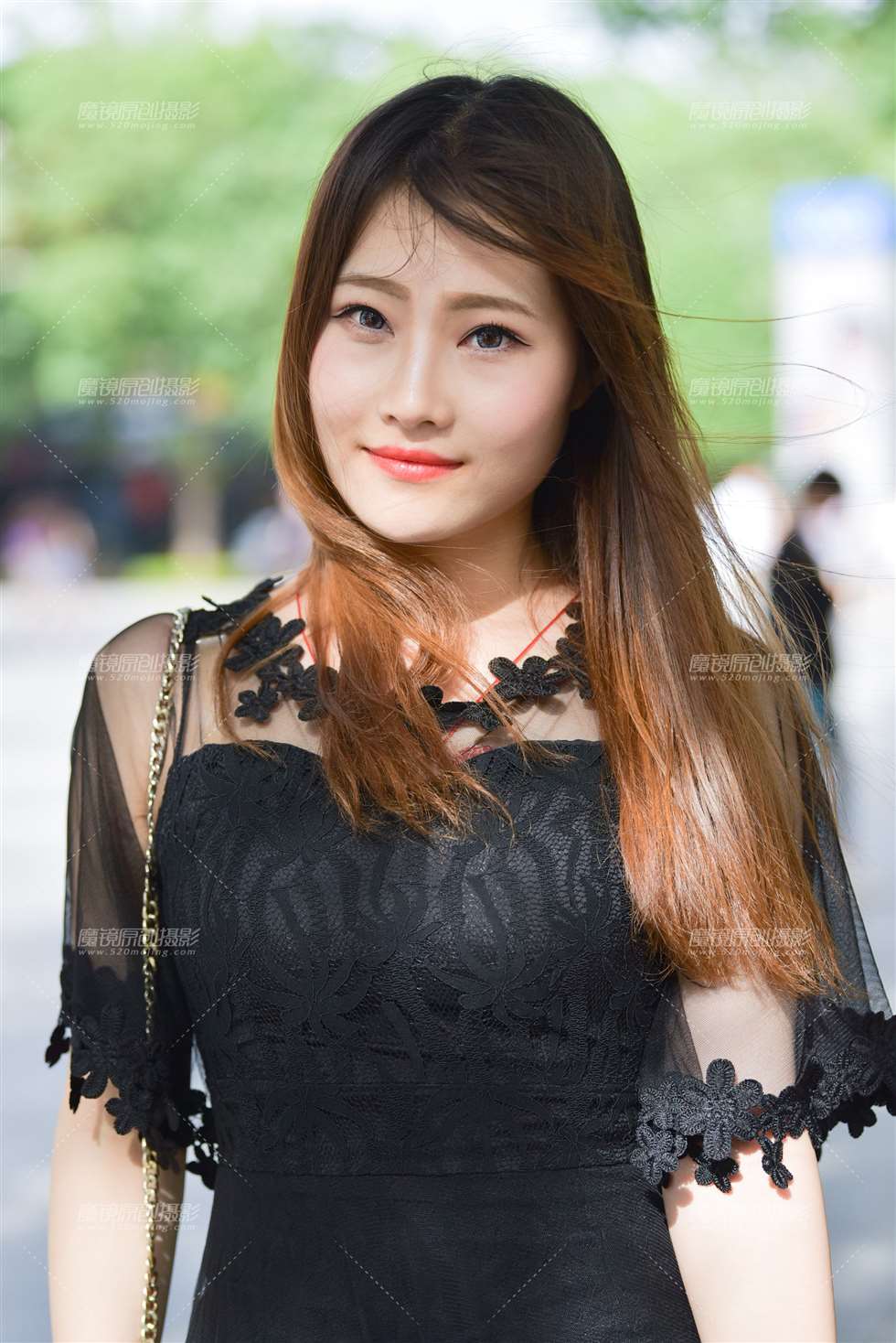图片[1]-【补档】唇红齿白的大眼睛美女-街拍流行馆