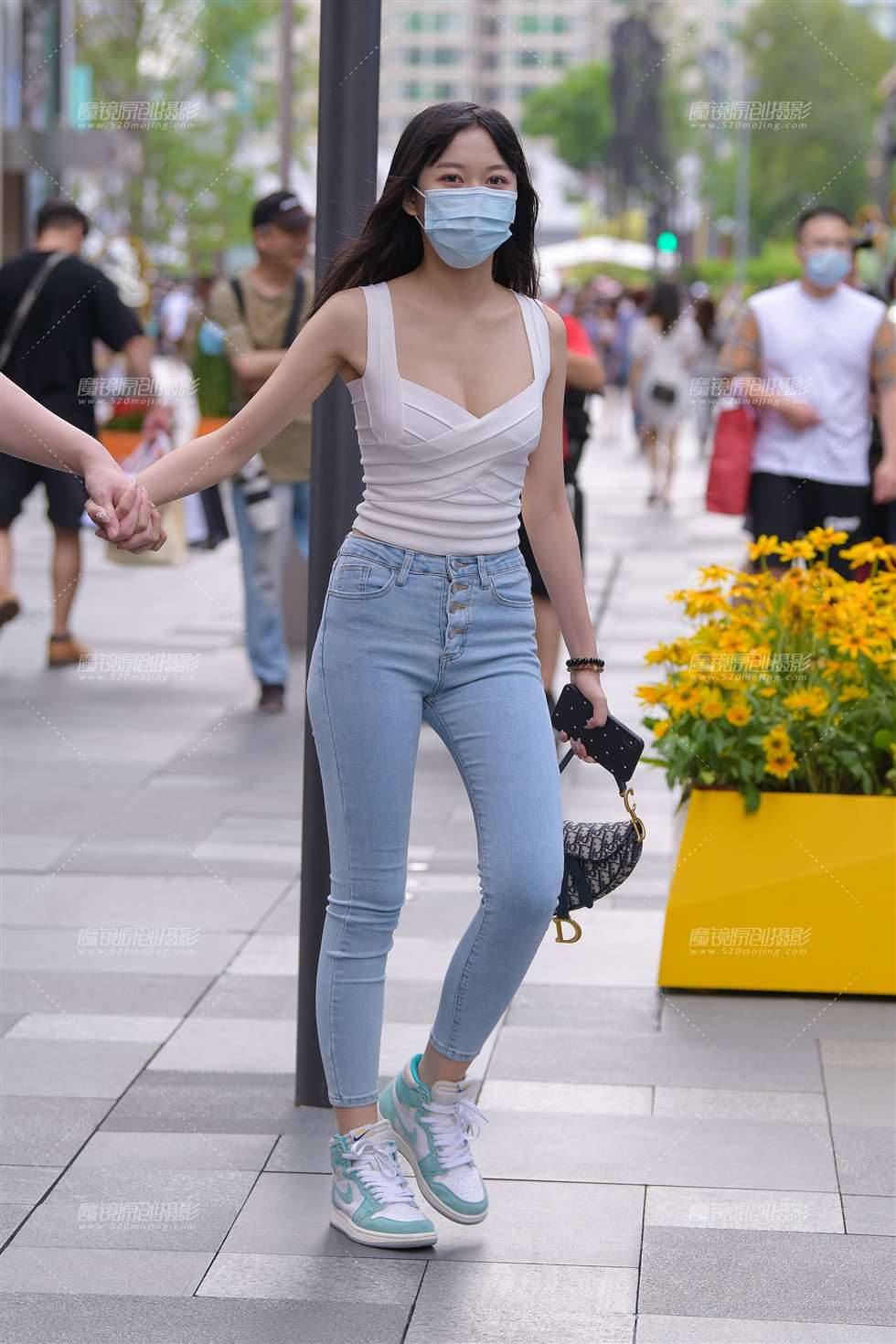 图片[1]-小背心，浅蓝色紧牛女友-街拍流行馆