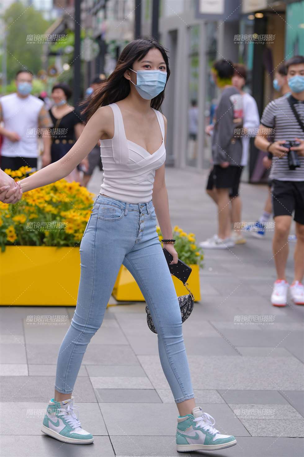 图片[5]-小背心，浅蓝色紧牛女友-街拍流行馆